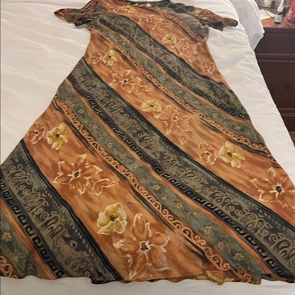 Liz Claiborne Dresses & Skirts - Liz Claiborne Earthy Floral Maxi Dress